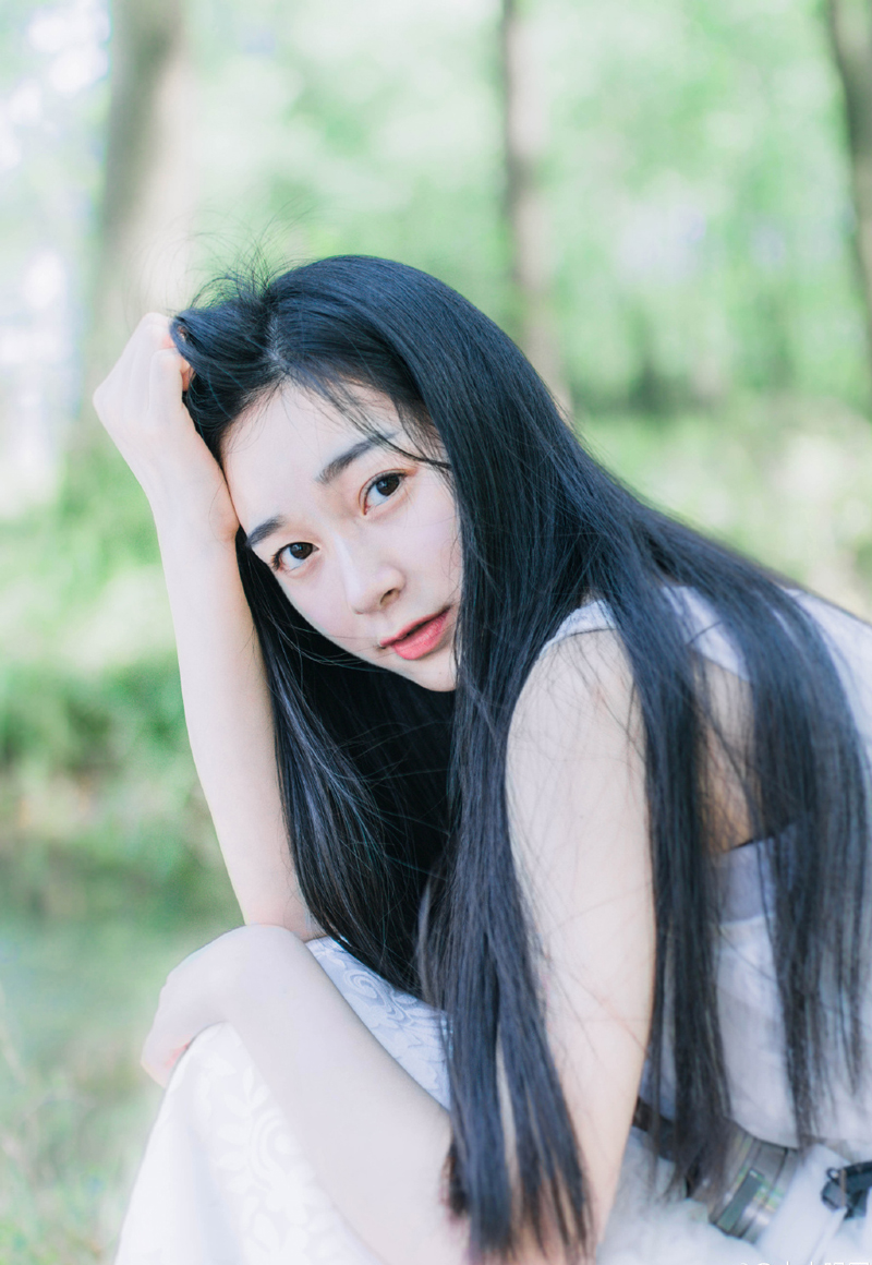 “嗯？”魏延顺着对方所指的方向看去，却见远处道路的尽头，发现几道人影鬼鬼祟祟的往这边看来，魏延连忙取出千里镜，朝着那边看去，看服饰，是荆州军。